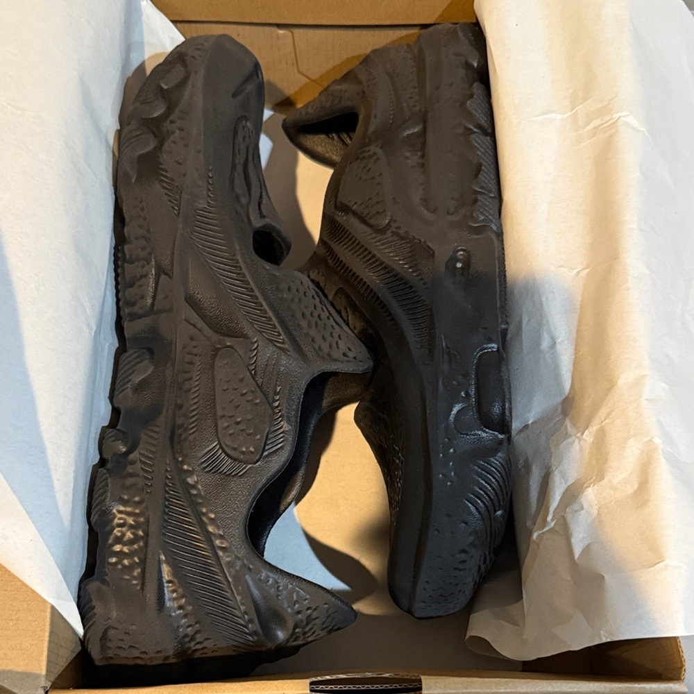 Nike Men's All-Black Textured Athletic Sneakers